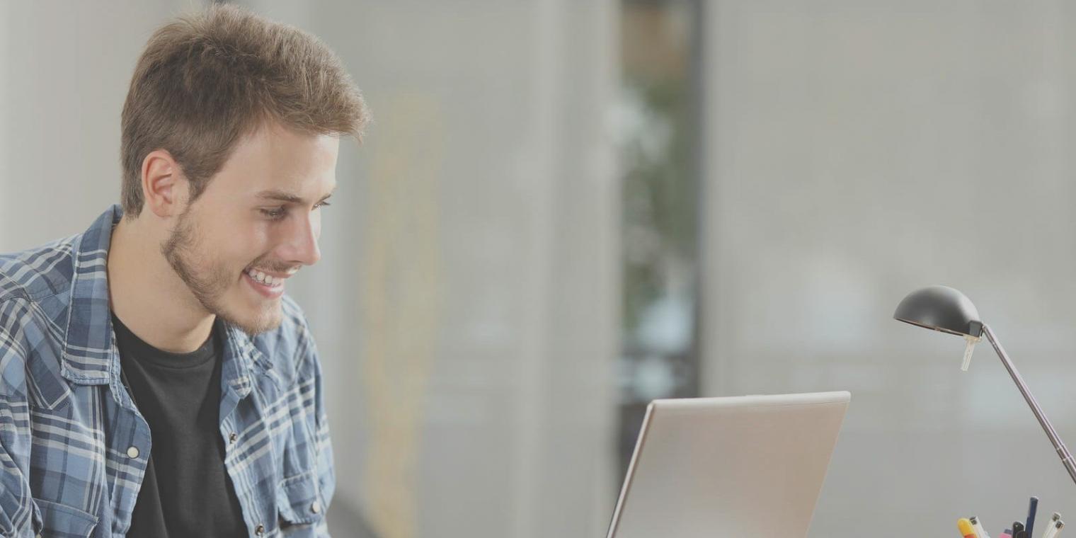 Finanzanalyst arbeitet mit Daten und Bewertungsmodellen